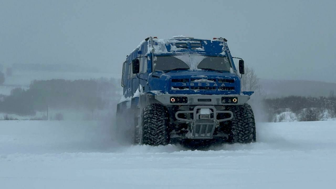 ЗВЕЗДА Т24 движется по снежной целине