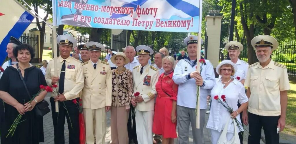 Группа представителей Военно-Морского Флота России на памятном мероприятии