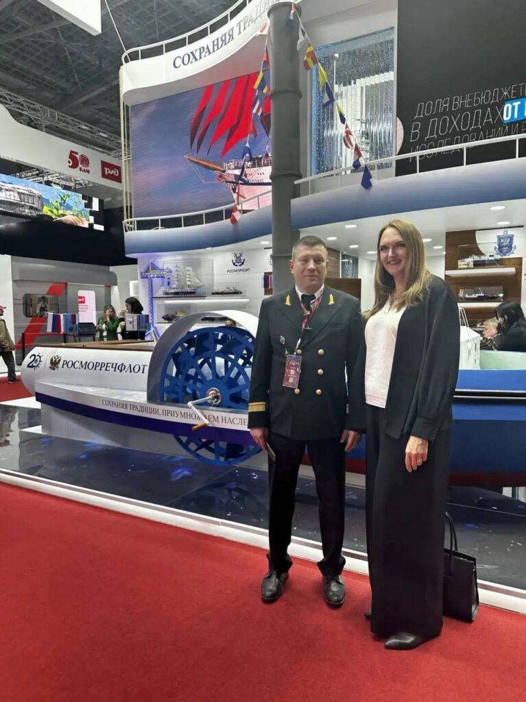Представители завода ЗВЕЗДА и Военно-Морского Флота у выставочного стенда