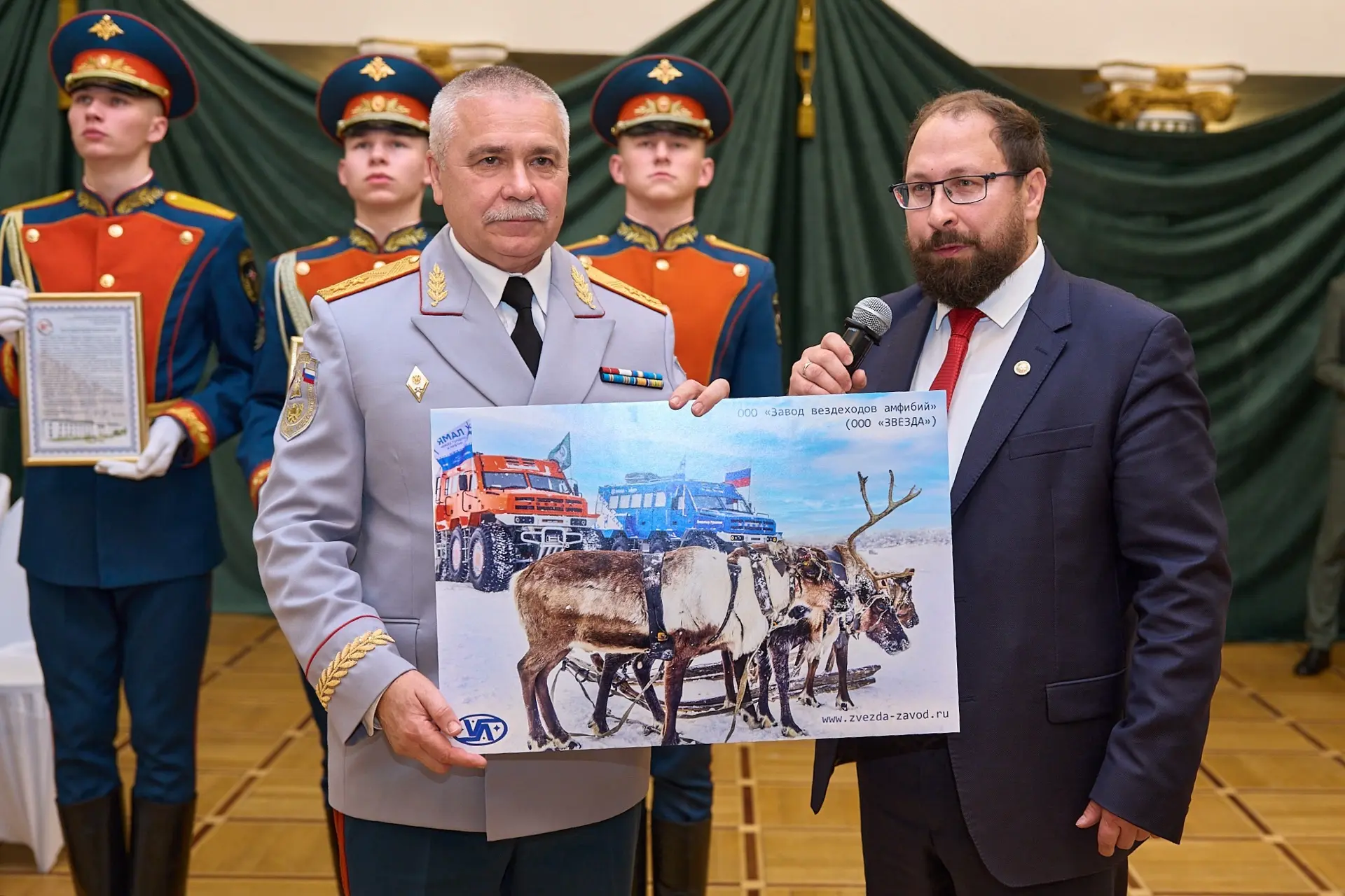 General Director of the ZVEZDA Plant Alexander Blokhin and the head of the university hold an image of ZVEZDA amphibious all-terrain vehicles.