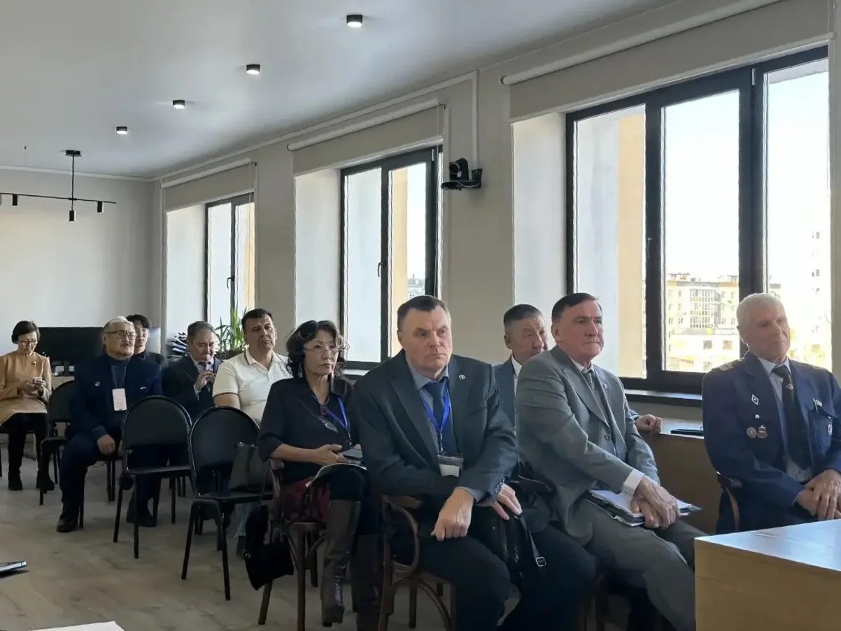Ряд участников сидят в конференц-зале во время форума